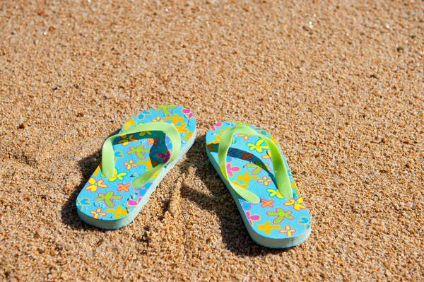 Flip flops at the beach — Stockfoto
