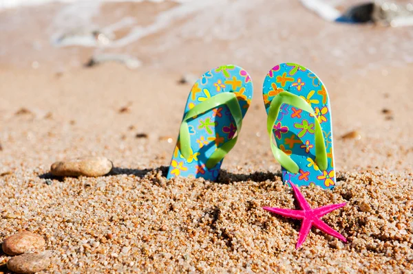 Flip flops at the beach — ストック写真