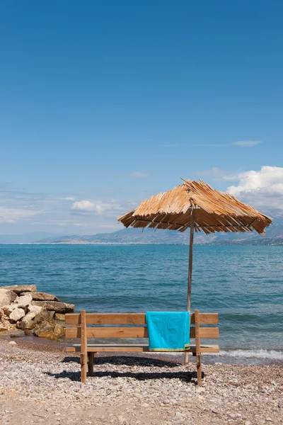 希腊海滩与空台 — 图库照片