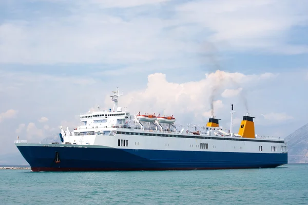 Barco ferry griego — Foto de Stock