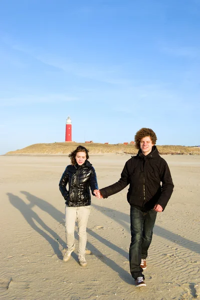 Menino e menina com diversão na praia — Fotografia de Stock