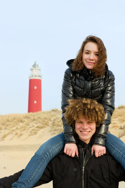 Ragazzo e ragazza con divertimento in spiaggia — Foto Stock