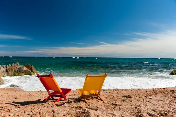 Plajda boş renkli sandalyeler — Stok fotoğraf