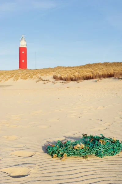 Latarnia morska na plaży — Zdjęcie stockowe