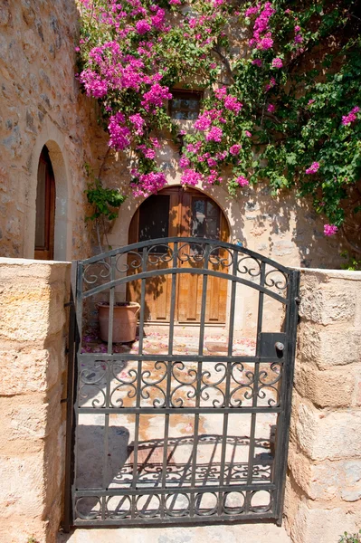 House exterior with pink flowers in Greece — Stock Photo, Image