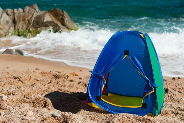 A strandon a kék sátor — Stock Fotó