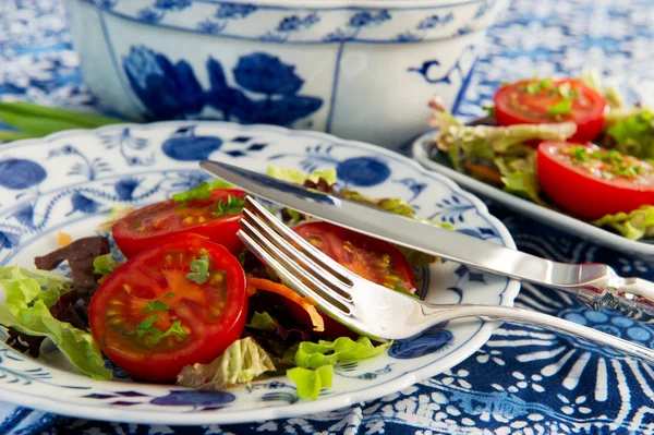 Čerstvé rajčatový salát k večeři — Stock fotografie