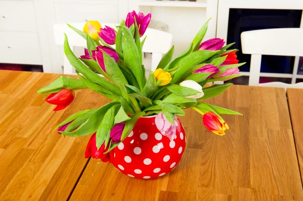 Tulpen in de vaas — Stockfoto