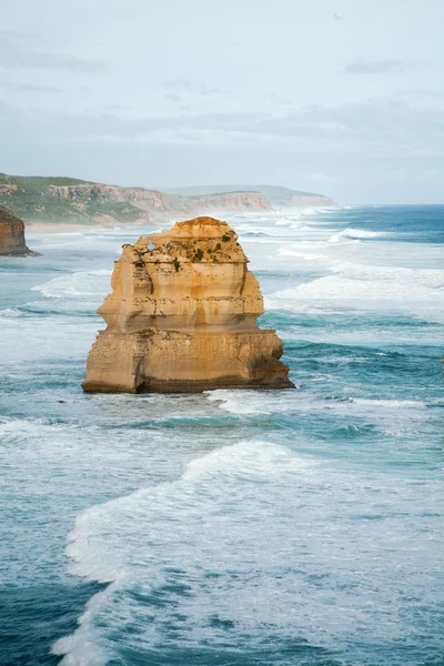 Hög klippa i havet — Stockfoto