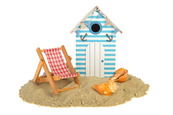 Domek na plaży z krzesłem — Zdjęcie stockowe