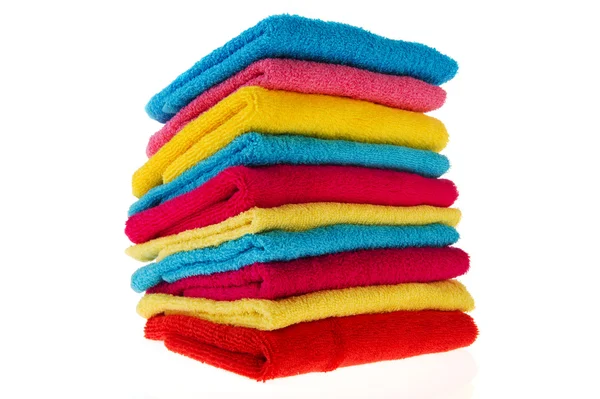Упакованные разноцветные полотенца — стоковое фото