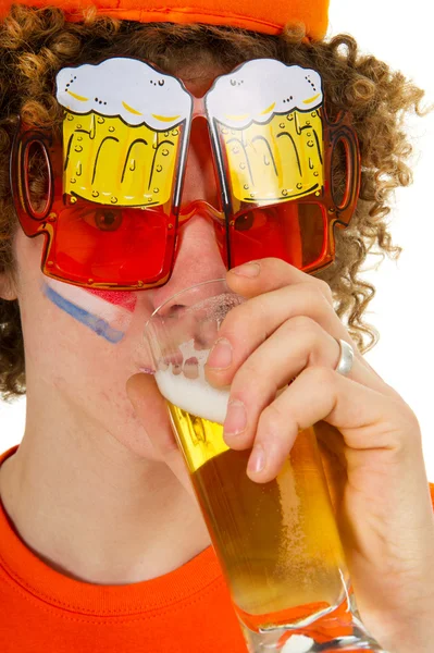 Dutch sports fan is drinking beer — Stock Photo, Image