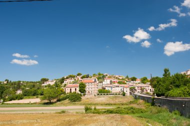 rueda vieja y barril