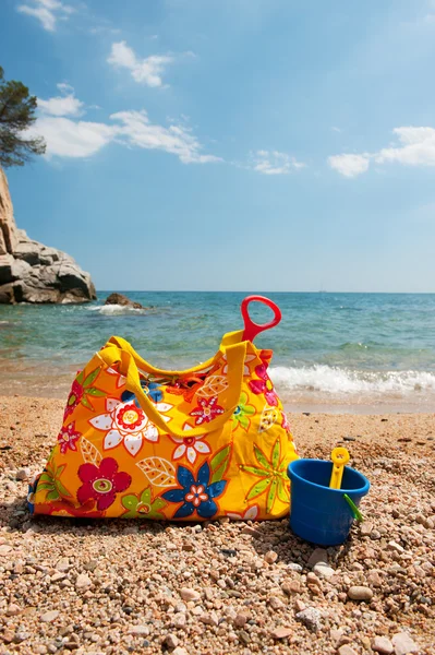 Bolsa de praia com toalha — Fotografia de Stock