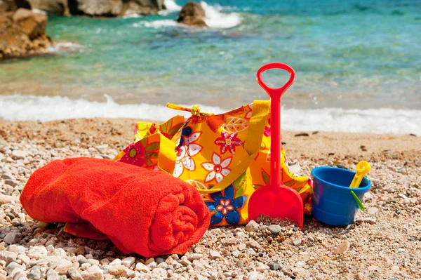 Bolsa de praia com toalha — Fotografia de Stock