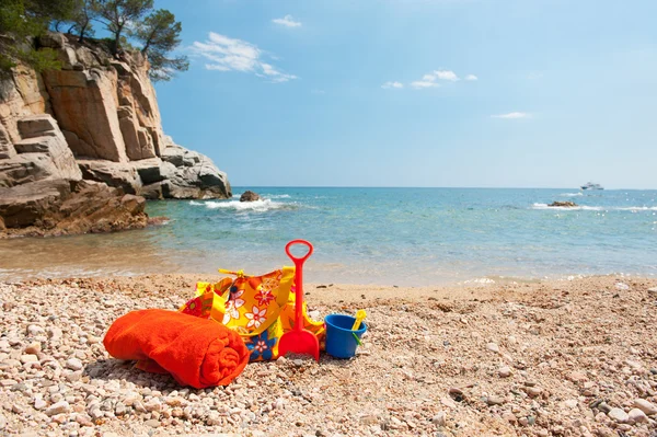 Borsa da spiaggia e asciugamano arrotolato — Foto Stock