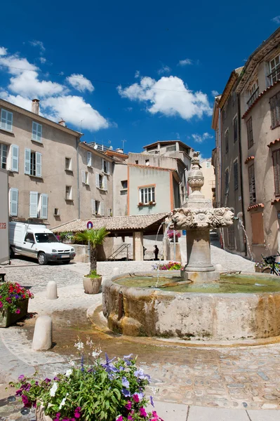 Dorfplatz in Frankreich — Stockfoto