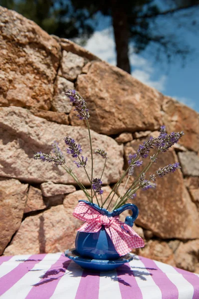 Vas med lilla bukett lila lavendel — Stockfoto
