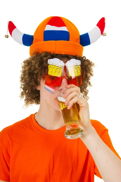 Nederländska sportfantast dricker öl — Stockfoto