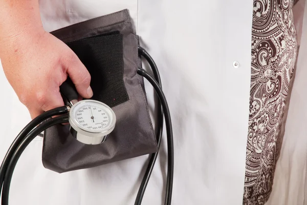 Doctor with blood pressure measuring tool — Stock Photo, Image