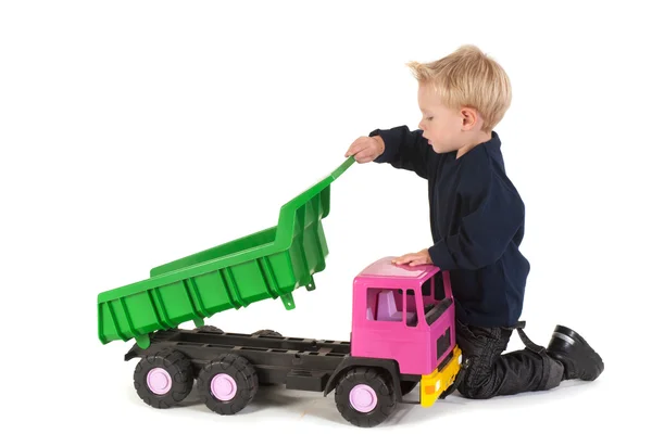 Маленький ребенок играет с грузовиком — стоковое фото
