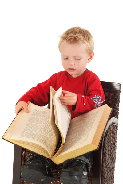 Маленький мальчик читает в книге — стоковое фото