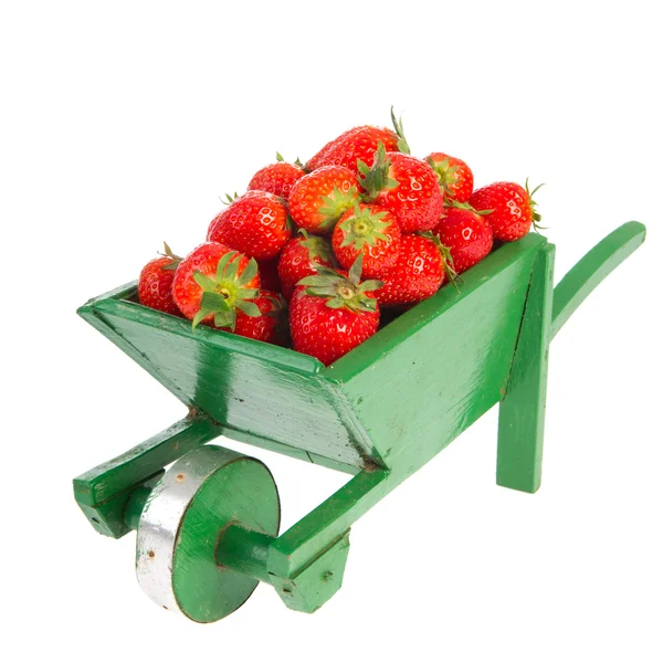 Kruiwagen met aardbeien — Stockfoto