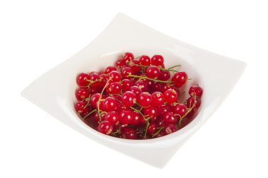 Beyaz bir kase kırmızı kuş üzümü