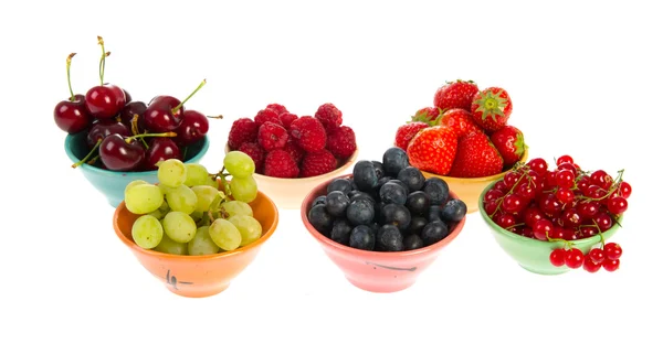Kolorowe miseczki lato świeżych owoców — Zdjęcie stockowe