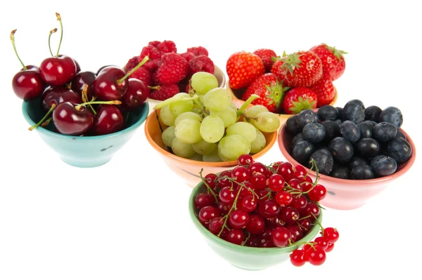 Barevné misky čerstvého letního ovoce — Stock fotografie