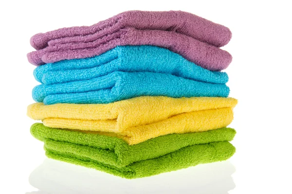 Kleurrijke gestapelde handdoeken — Stockfoto