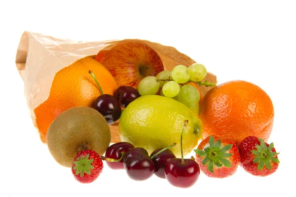 Papiertüte mit verschiedenen Früchten — Stockfoto