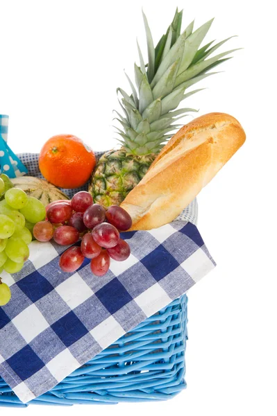 Detalhe de uma cesta de piquenique com comida saudável — Fotografia de Stock
