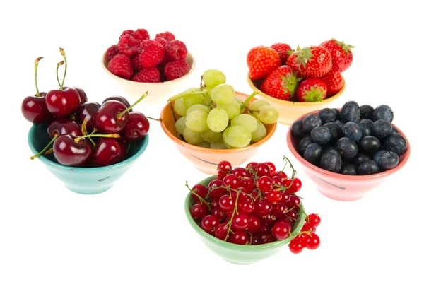 Färgglada skålar färsk sommarfrukt — Stockfoto