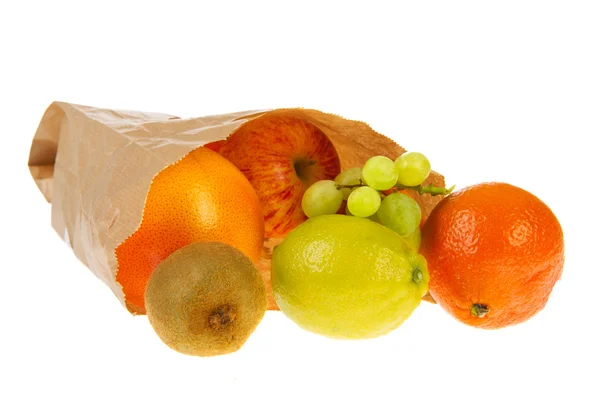 다양 한 과일을 가진 종이 봉지 — 스톡 사진