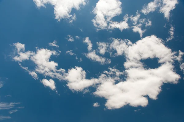 Cielo azul con nubes blancas —  Fotos de Stock