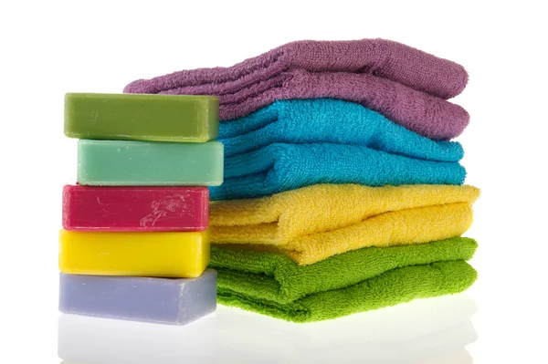 Bunte Handtücher und Seife — Stockfoto