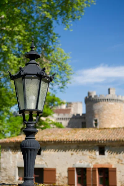 Pólo de luz antigo no castelo na França — Fotografia de Stock