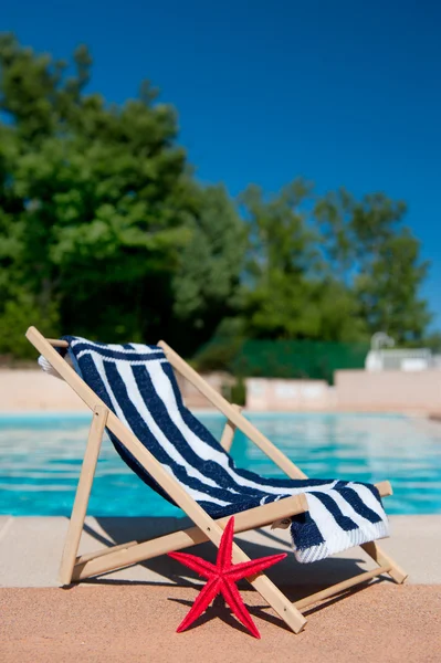 游泳池附近的沙滩椅 — 图库照片