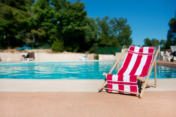Strandstoel in de buurt van zwembad — Stockfoto