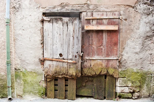 Stare drewniane drzwi w Francji — Zdjęcie stockowe