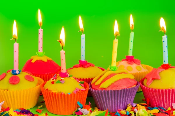 Bunte Cupcakes mit Kerzen — Stockfoto