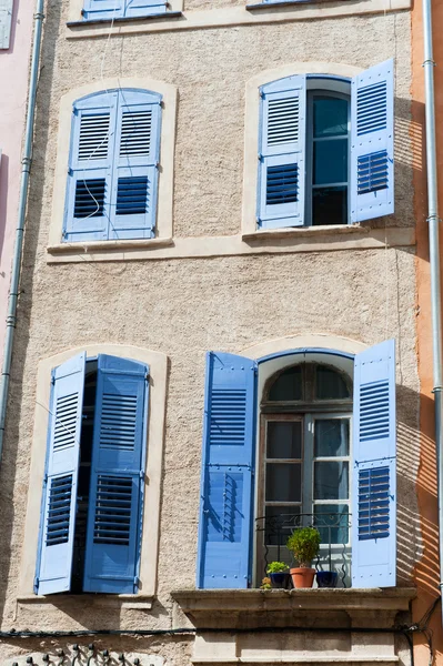 Типичный французский фасад — стоковое фото