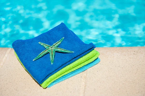 Handdoeken in de buurt van het zwembad — Stockfoto