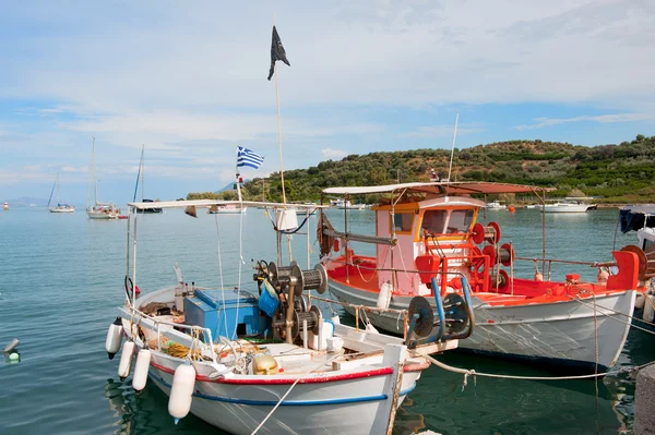Barcos de pesca no porto grego — Fotografia de Stock
