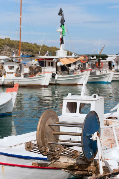Detail van een vissersboot in Griekse haven — Stockfoto