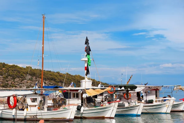 Vissersboten in de haven van Griekse — Stockfoto