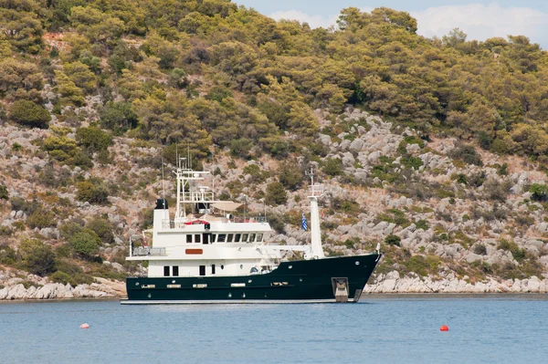 Греческая лодка в гавани — стоковое фото