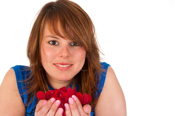 Schönes Mädchen mit Rosenblättern — Stockfoto