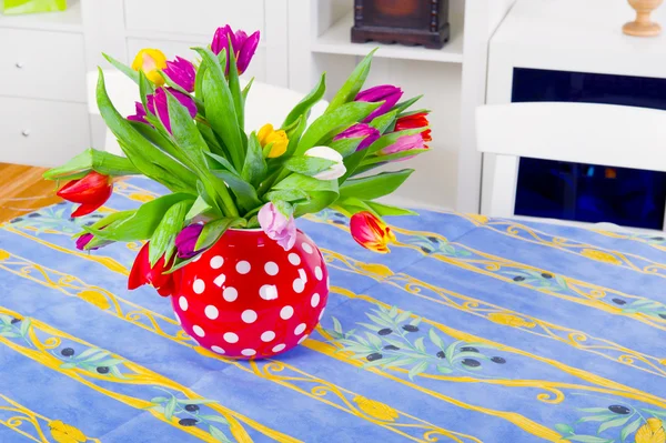 Tulipa bukiet przy stole — Zdjęcie stockowe